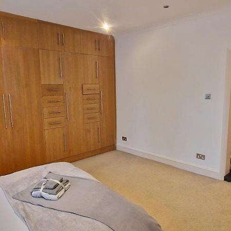 Action Packed Local 3Br 1 Mins Walk To Everything Lägenhet London Exteriör bild