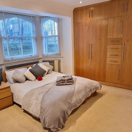 Action Packed Local 3Br 1 Mins Walk To Everything Lägenhet London Exteriör bild