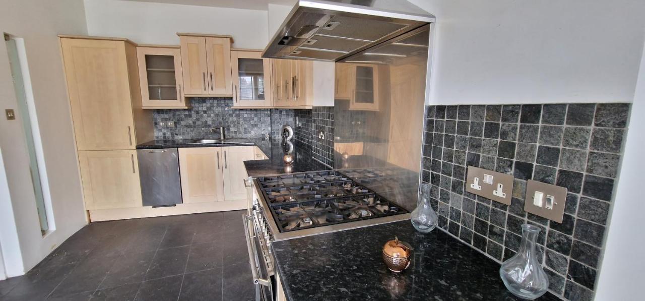 Action Packed Local 3Br 1 Mins Walk To Everything Lägenhet London Exteriör bild